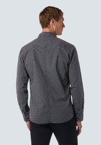 Langermige shirt in donkerblauw met een geometrisch patroon in het wit en rood, voorzien van een rugpand en knoopmanchetten. Katoenen stof.