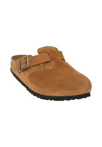 Brune ruskinds klipklapper med en bred rem, der har en sølvmetalspænde, struktureret overflade og en sort gummisål. Ingen hæl.