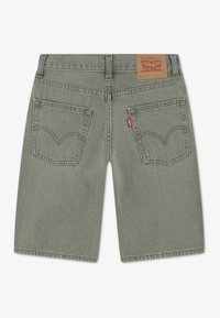 Χακί τζιν σορτς με ίσια κοπή, που διαθέτουν πίσω τσέπες, δερμάτινο λογότυπο της μάρκας και διακριτικές ραφές.