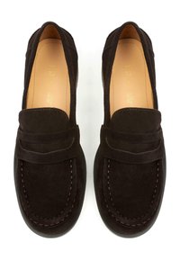 Donkerbruine suède instappers met een ronde neus, opvallende stiksels en een gladde zool, met een klassiek moccasinontwerp.