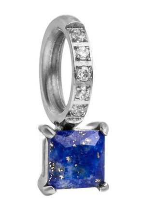 Silberanhänger mit klaren runden Edelsteinen an der Öse und einem quadratischen blauen Stein mit goldenen Sprenkeln, der in vier Krappen gefasst ist.