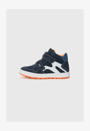 Blaue Wildleder-Hochschnittsneaker mit orangefarbener Sohle, weißen Akzenten und zwei Klettverschlussriemen. Verfügt über einen gepolsterten Kragen und genähte Details.