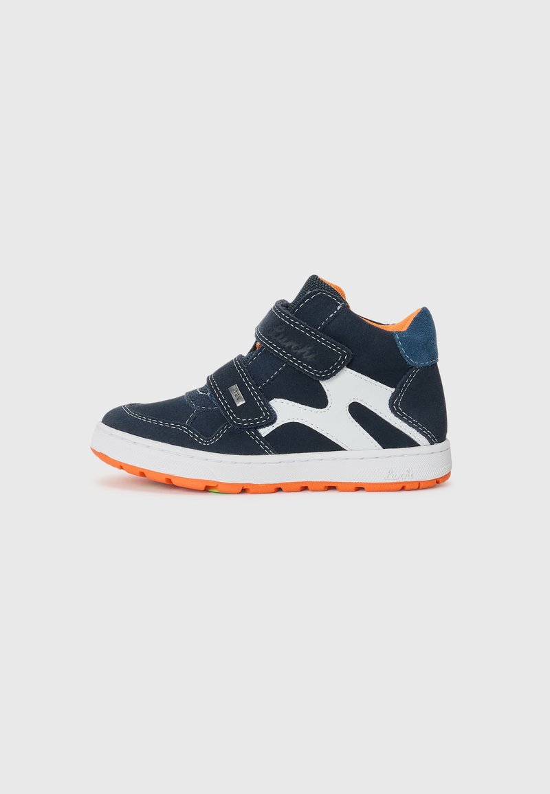 Blå mocka høy-top sneakers med oransje såle, hvite detaljer og to borrelåser. Har en polstret krage og sømdetaljer.