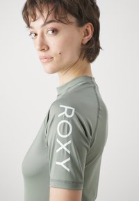 Roxy WHOLE HEARTED - Solbeskyttende drakt - olive