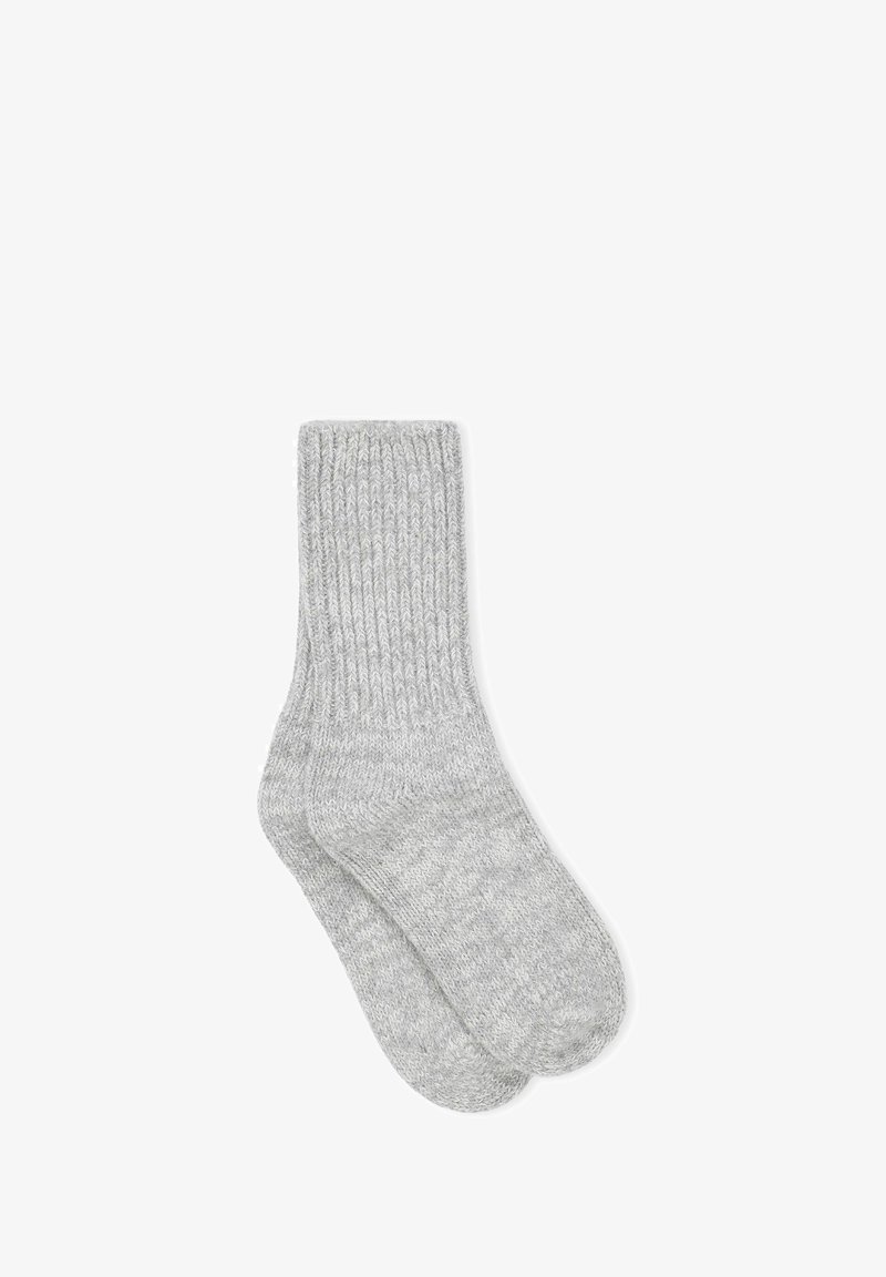 Calcetines de color gris, con un diseño acanalado, fabricados en un material de punto con una textura suave, que presentan una altura de caña media y una puntera redondeada.