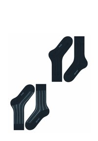 Zwei Paar schwarze Socken im Crew-Stil, eines mit vertikalen grauen Streifen und das andere einfarbig schwarz, beide mit einem Markenlogo in der Nähe der Zehen.