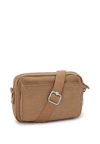 Borsa a tracolla in tessuto marrone con superficie testurizzata, forma rettangolare, chiusura con zip e una tracolla intrecciata con dettaglio in metallo.