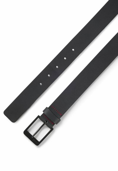 Ceinture en cuir noir avec cinq trous de réglage, boucle rectangulaire en métal noir, et coutures rouges près de la boucle, sur fond blanc.