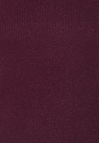 Bordeaux geribd topje met een subtiele glans, met een getextureerd oppervlak en fijne verticale lijnen overal. Geen zichtbare patronen of hardware.