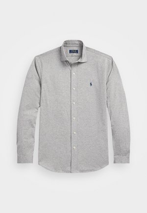 Chemise gris clair à manches longues avec boutons, col, boutons blancs et logo Polo Ralph Lauren brodé en bleu foncé sur la poitrine gauche.