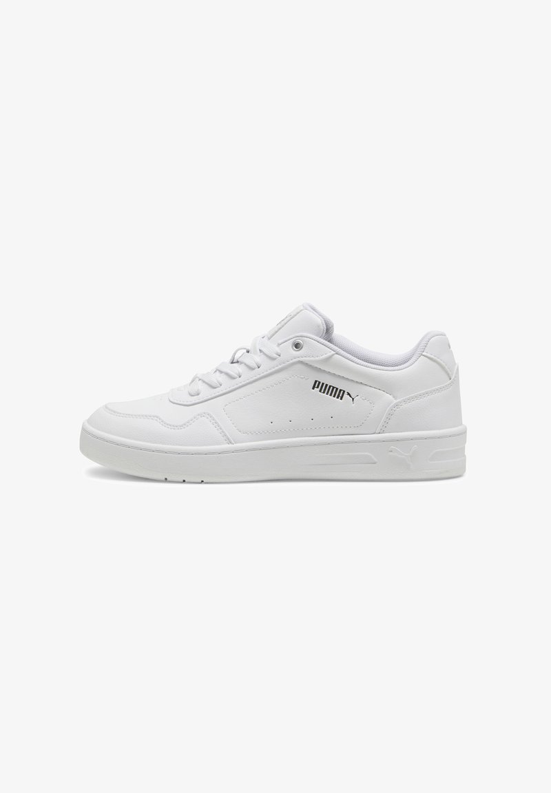 Baskets basses blanches Puma avec design à lacets, col rembourré et logo Puma sur le côté et la semelle, présentées en profil latéral sur fond blanc.