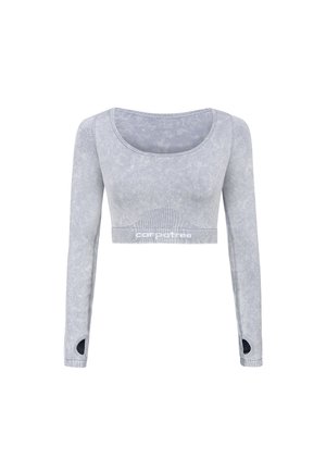 Šviesiai pilkas ilgomis rankovėmis trumpas viršus, pasižymintis apvaliu iškirpimu, stačiakampėmis detalėmis ir anga nykščiams rankovių galuose.