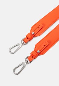Calvin Klein MUST SHOULDER BAG - Keresztpántos táska - flame