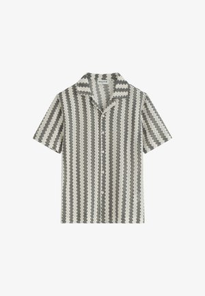 Chemise à manches courtes boutonnée avec un motif à rayures verticales en zigzag gris et blanc et un col.
