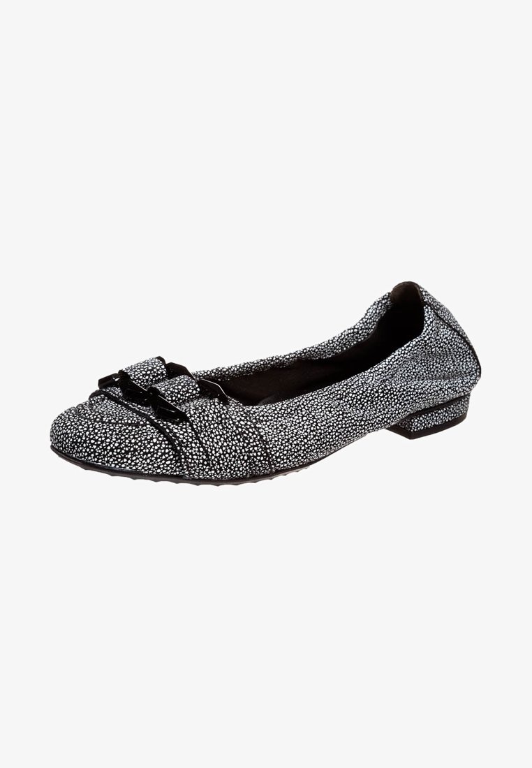 Chaussure plate noire et blanche en tissu texturé, à bout arrondi, ornée d'un nœud décoratif à l'avant. Petit talon pour un soutien supplémentaire.