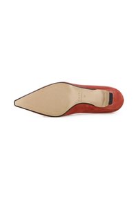 Scarpa alta in suede rossa con punta affusolata, dotata di una suola beige liscia e leggere scanalature per una migliore aderenza. Taglia 37 indicata sulla soletta.