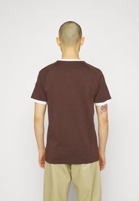 adidas Originals STRIPES TEE - T-shirt print - shadow brown