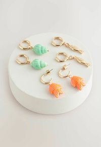 Tre par øreringe har hardware i guldfarve. To par har grønne skaller, og et par har orange fiskeformede detaljer.