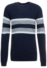 Granatowy sweter o teksturowanym splocie, z trzema poziomymi paskami w jasnym niebieskim i szarym kolorze. Okrągły dekolt i ściągacze na mankietach.