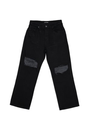 Zwarte jeans met rechte pijpen, versleten plekken op beide knieën en een ontwerp met vijf zakken, plat gelegd op een witte achtergrond.