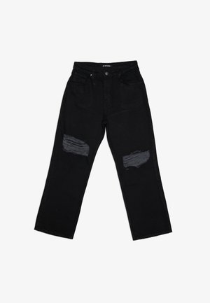 Zwarte jeans met rechte pijpen, versleten plekken op beide knieën en een ontwerp met vijf zakken, plat gelegd op een witte achtergrond.