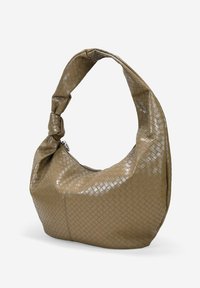 Bolso de cuero trenzado en un tono marrón apagado, con un asa anudada y una silueta holgada con un sutil brillo. Cierre con cremallera visible.