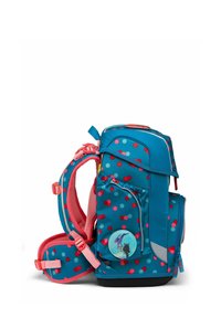 Zaino per bambini blu e rosa a pois, con spallacci imbottiti, più scomparti e un distintivo rotondo a tema cavallo sulla tasca laterale.