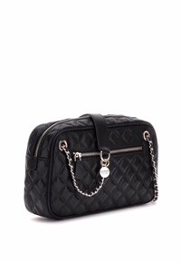 Borsa a tracolla in sintetico nero trapuntato con zip superiore, tracolla decorata con catena e una tasca frontale con un charm personalizzato.