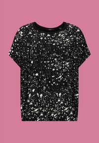 Camiseta negra con cuello redondo y mangas cortas, con un patrón de salpicaduras blancas en todo su diseño. Tela suave, corte holgado.