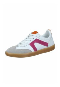 Białe sneakersy z różowo-szarymi akcentami. Wyposażone w gładką skórzaną cholewkę, gumową podeszwę i pomarańczowe detale na języku. Zapięcie na sznurowadła.