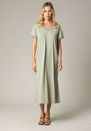 Robe vert clair, longueur genou, avec un col en V et des manches courtes. Texture lisse, design simple, sans motifs ni embellissements visibles.