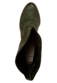 Botín de ante verde con puño doblado, diseño de punta puntiaguda y suela marrón lisa. El interior presenta un detalle sutil de la marca.