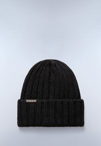 Gorro de punto negro con un diseño acanalado, que cuenta con un dobladillo y una pequeña etiqueta metálica en el costado.