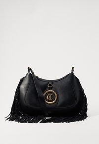 Borsa a tracolla in pelle nera con dettagli in frange, superfici lisce e testurizzate, hardware circolare dorato con logo e una tracolla rimovibile.