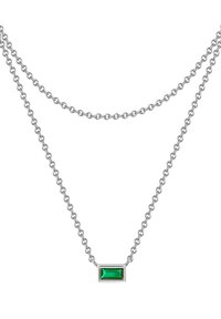Silverfärgad kedja med en rektangulär grön ädelsten som hänge, med en stilren och enkel design och blanka metallkedjor.