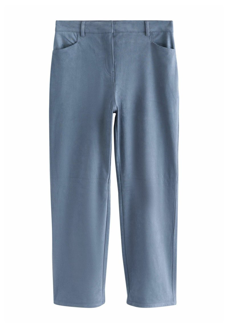 Lichtblauwe, rechte broek van zacht, glad materiaal, met twee zijzakken en minimale stikseldetails.