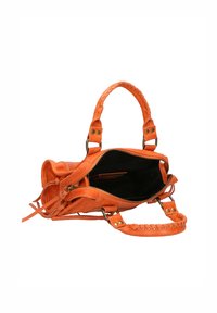 Borsa a tracolla in pelle arancione con manico intrecciato, chiusura con zip e interno in tessuto nero, dotata di una tasca e hardware decorativo.