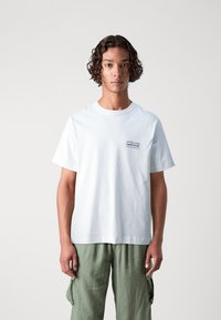 Jack & Jones JORBROOKLYN GRAPHIC BACK TEE  - Μπλουζάκι με στάμπα - bright white