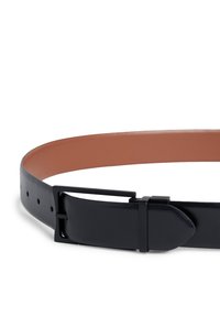 Cintura in pelle nera dal design elegante, con una fibbia metallica rettangolare. Il lato interno è di un colore marrone a contrasto, con vari fori per la regolazione.