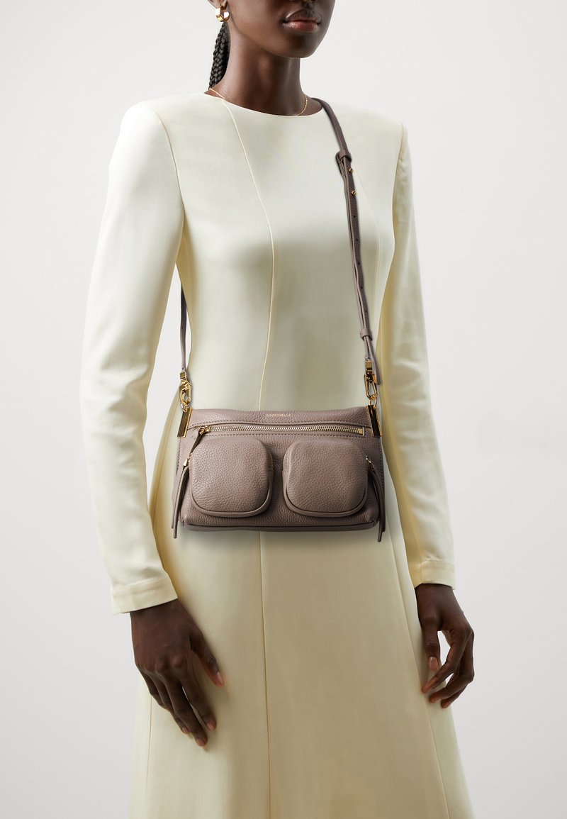 Coccinelle COCCINELLEHYLE - Kézitáska - warm taupe