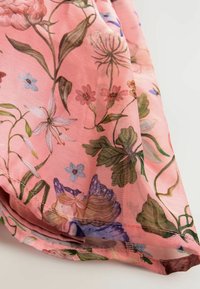 Blumenmusterstoff in Pink, mit detaillierten Blumen und Grünpflanzen. Weiche Textur mit geschichteten Drapierungen und sichtbaren zarten Nähten.