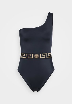 Maillot de bain navy à une épaule en tissu lisse, présentant un motif en clé grecque dorée et un logo emblématique sur une ceinture noire.