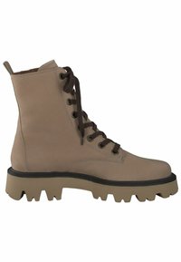 Stivali ankle in pelle beige con lacci marroni, suola in gomma e battistrada spesso. Il gambale è dritto e leggermente testurizzato.