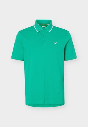 Πράσινη κοντομάνικη πόλο μπλούζα με τρία κουμπιά, λευκή επένδυση στο γιακά και μικρό λευκό λογότυπο της Adidas στο αριστερό στήθος.