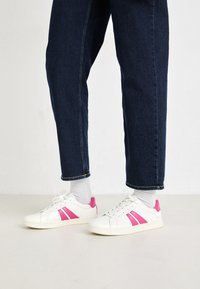 Selected, white/pink