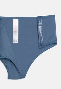 Boxer in cotone blu con una texture morbida. Presenta un'etichetta di cura stampata e un accento decorativo satinato sul lato.