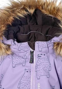 Lila ytterkläder med björnmotiv, svart fodrad huva och brun konstpäls. Har en framzipper och små sömnadsdetaljer.