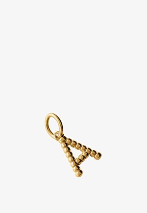 Colgante de oro en forma de la letra "A" compuesto por pequeñas cuentas conectadas con un lazo para enganchar a una cadena.