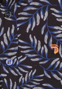 Korte mouwen shirt van katoen, met een donkere achtergrond en witte en blauwe bladmotieven, voorzien van een contrasterend oranje geborduurd logo en decoratieve knoop.