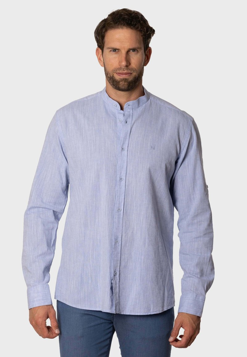 Camisa de manga larga azul claro con cuello mao, cierre de botones y un diseño de tela texturizada. Presenta un pequeño logo bordado en el pecho.